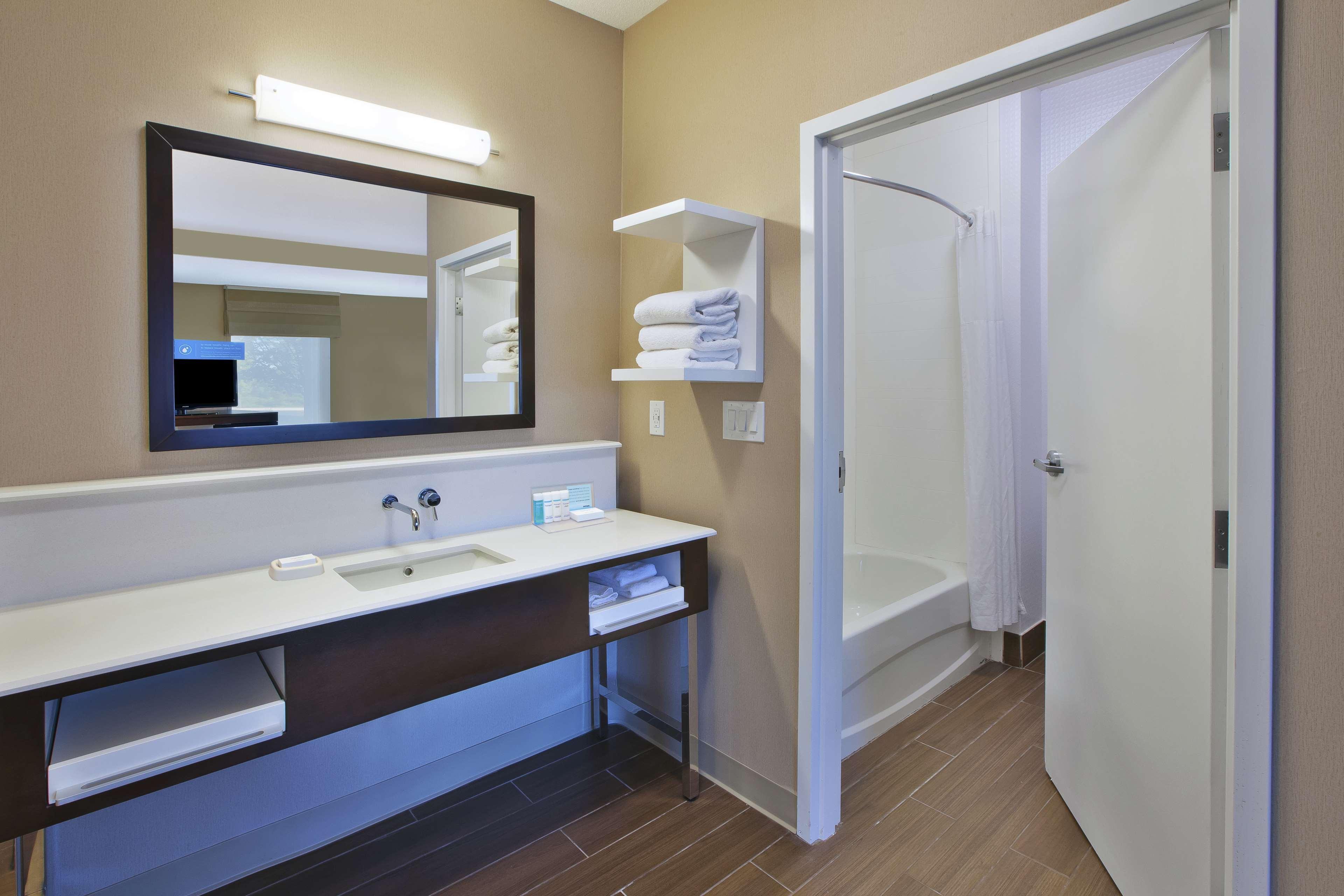 Hampton Inn Commerce/Novi Exterior photo