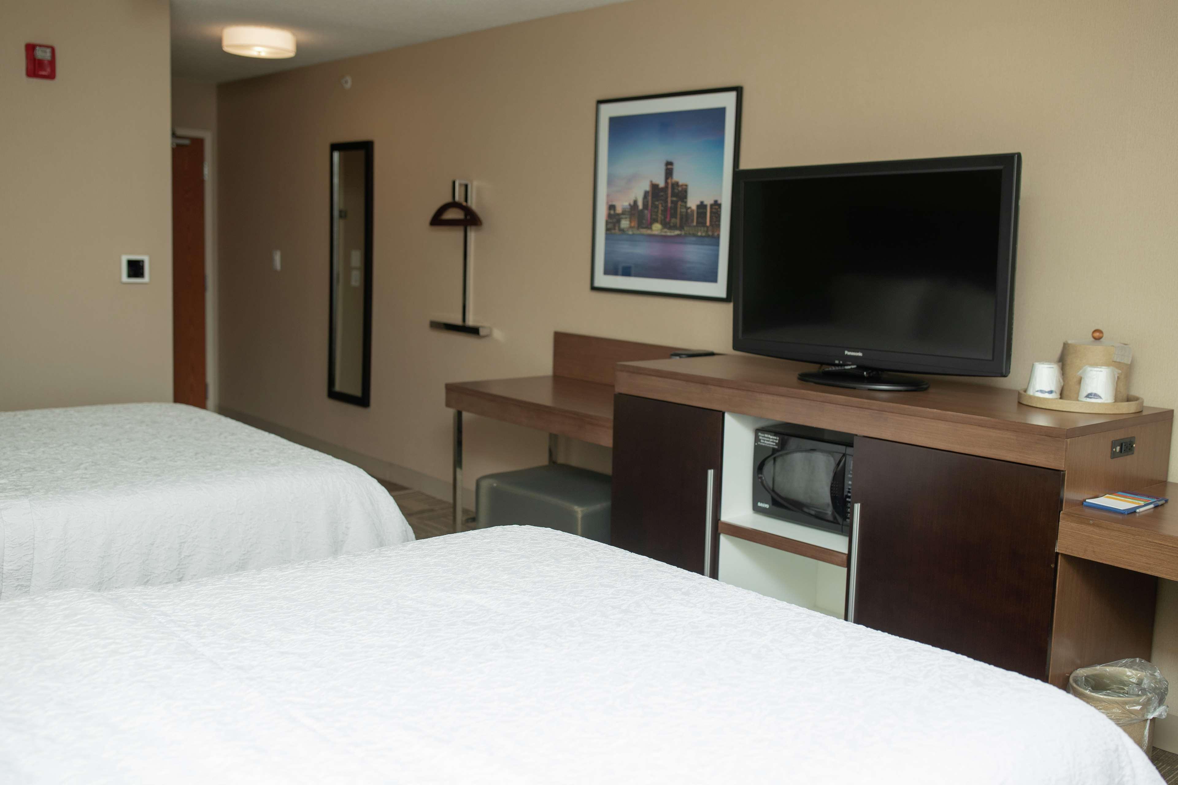 Hampton Inn Commerce/Novi Exterior photo
