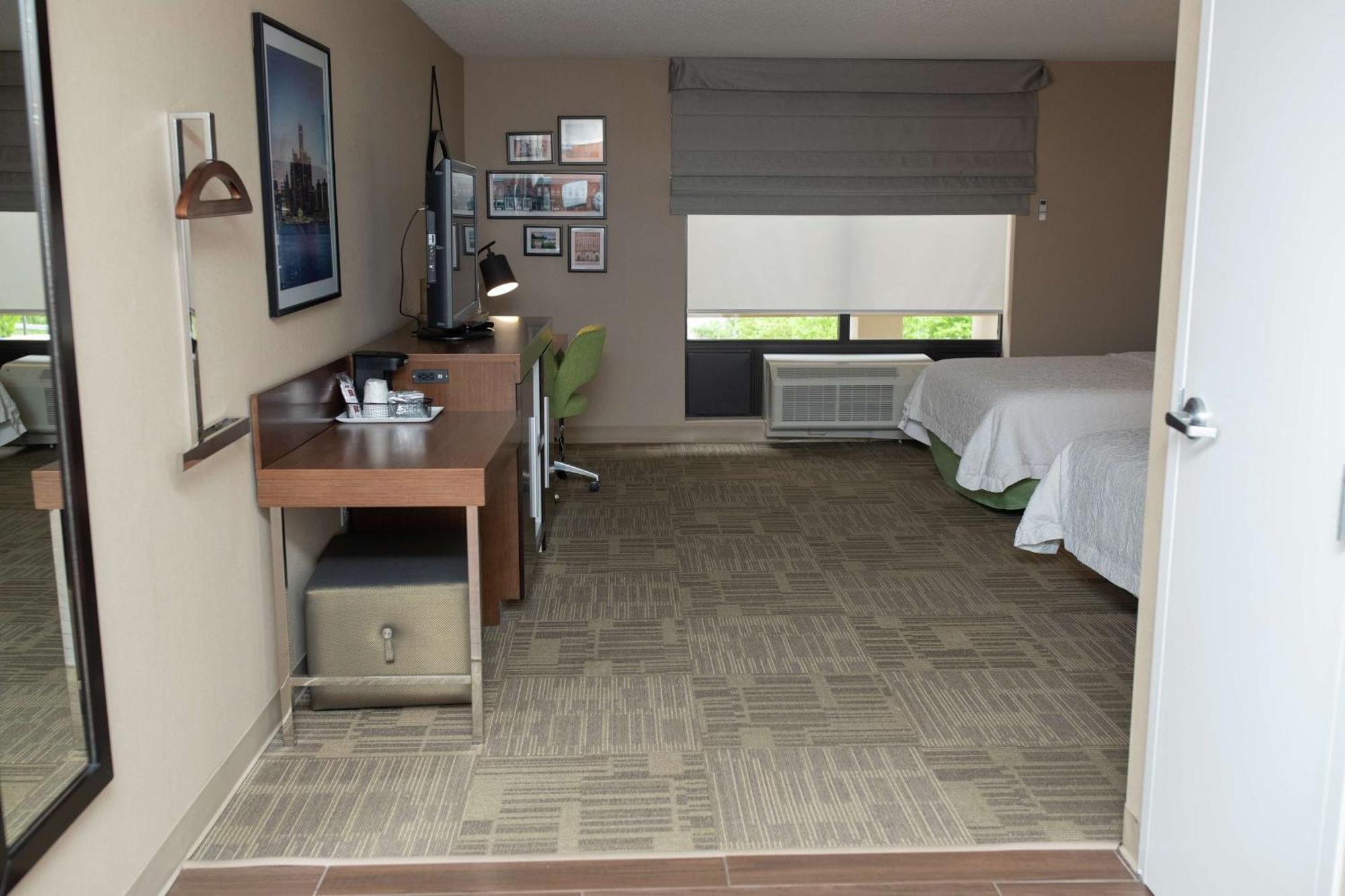 Hampton Inn Commerce/Novi Exterior photo