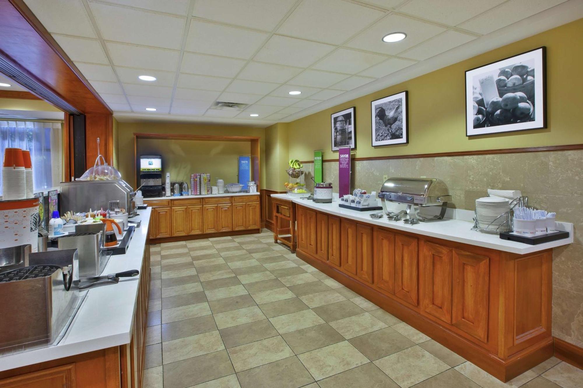 Hampton Inn Commerce/Novi Exterior photo